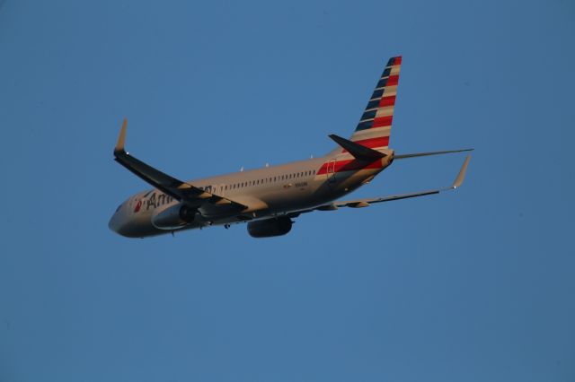 Boeing 737-800 (N966NN)