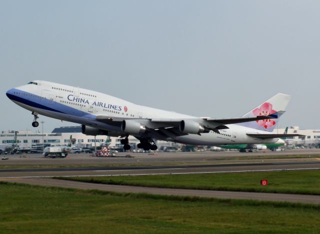 Boeing 747-400 (B-18207)