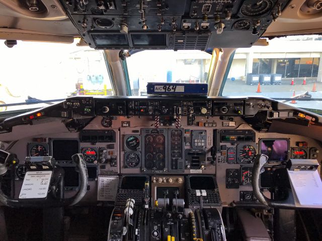 McDonnell Douglas MD-88 (N964DL) - The classic MD-88 cockpit.