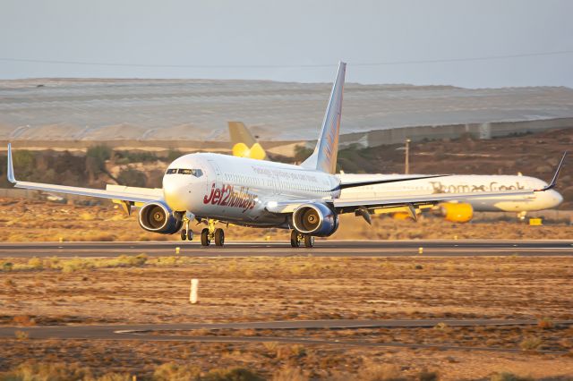 Boeing 737-800 (G-JZBF)