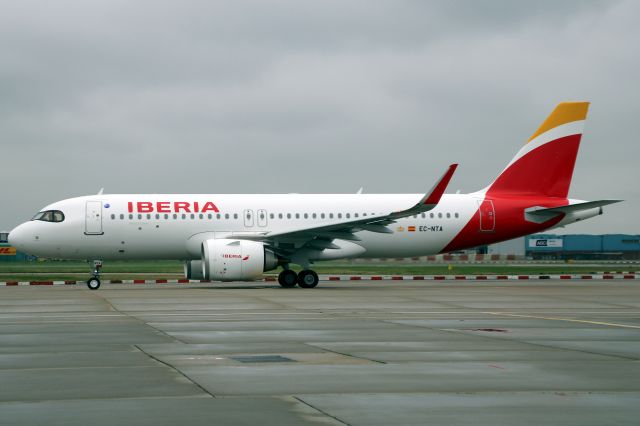Airbus A320neo (EC-NTA) - Taxiing to depart rwy 27L on 4-Mar-22 operating flight IBE3163 to LEMD.