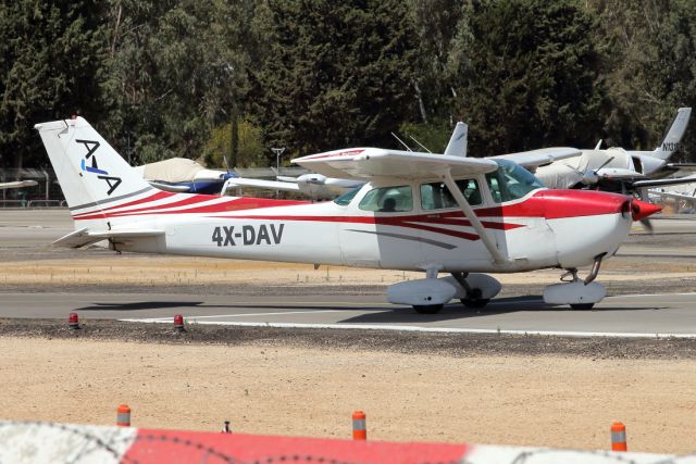 Cessna Skyhawk (4X-DAV) - 02/06/2025:br /Reims-Cessna turning to runway 28 for take-off.