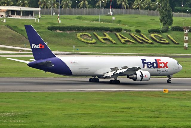 BOEING 767-300 (N101FE)