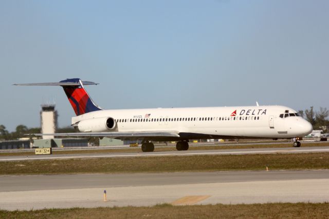 McDonnell Douglas MD-88 (N945DL) - Delta Flight 1903 (N945DL) taxis at Sarasota-Bradenton International Airport