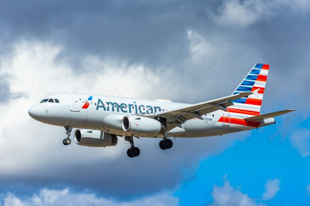 Airbus A319 (N823AW) - An American Airlines A319 landing at PHX on 2/26/23. Taken with a Canon R7 and Tamron 70-200 G2 lens.