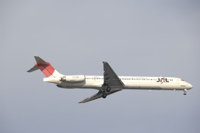 McDonnell Douglas MD-81 (BON8374) - Final Approach to Haneda Intl Airport 16L on 2010/9/6