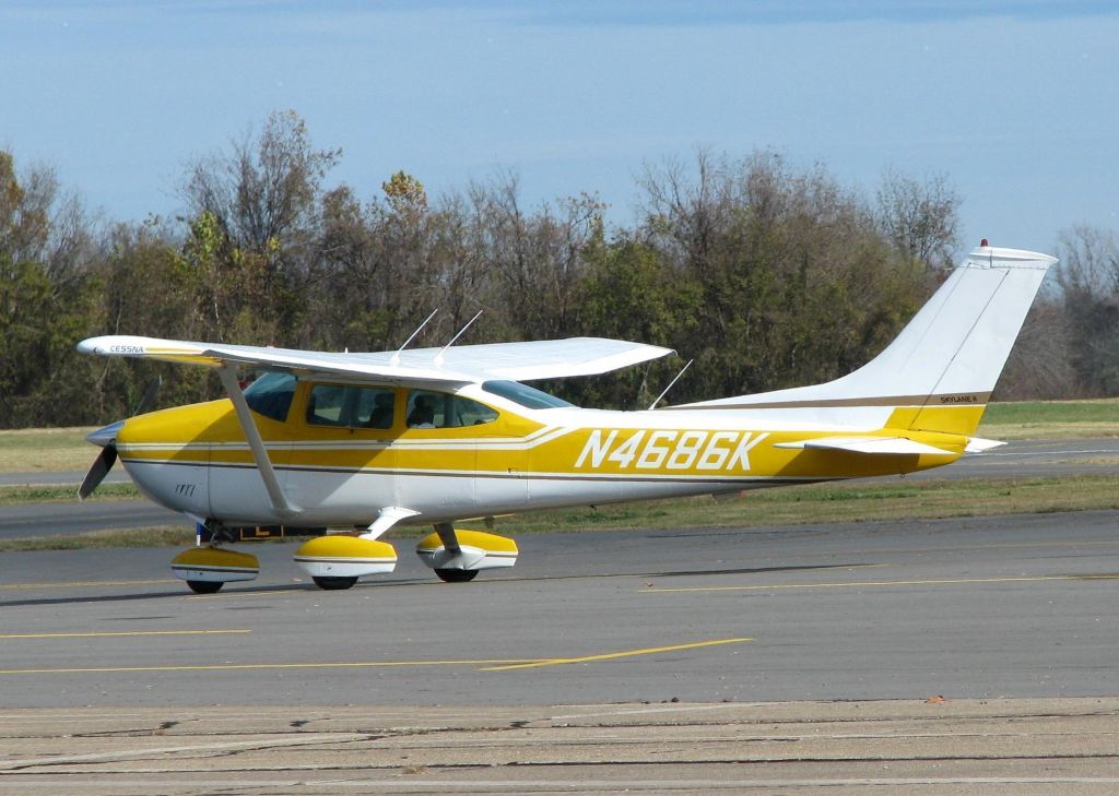 Cessna Skylane (N4686K) - At Downtown Shreveport.