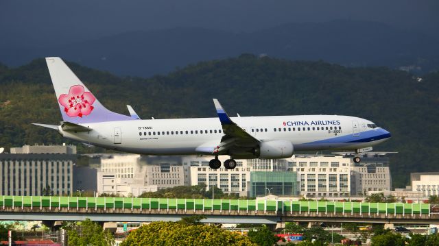 Boeing 737-700 (B-18661)