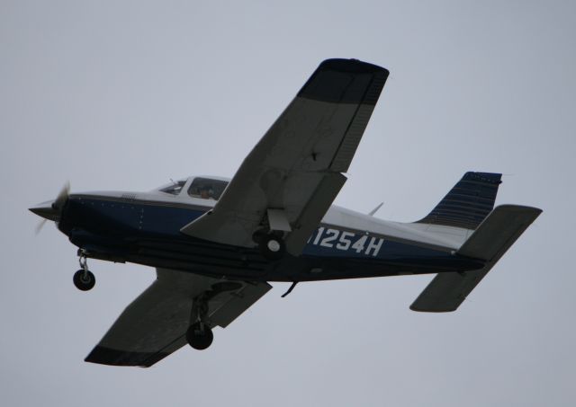 Piper Cherokee Arrow (N1254H)