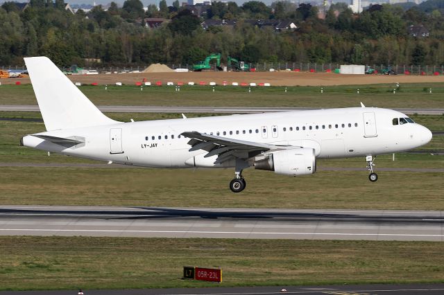 Airbus A319 (LY-JAY)