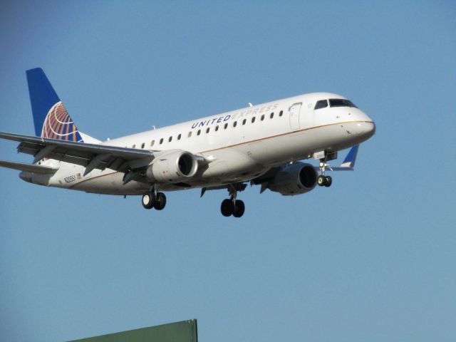 EMBRAER 175 (long wing) (N205SY) - Landing RWY 20R