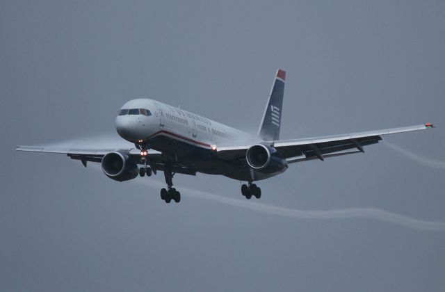 Boeing 757-200 (N924UW) - On approach runway 18L -10/23/090