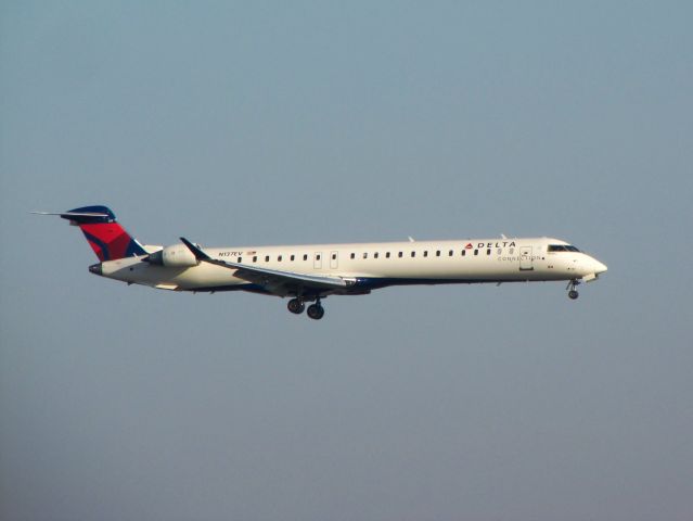 Canadair Regional Jet CRJ-900 (N137EV)