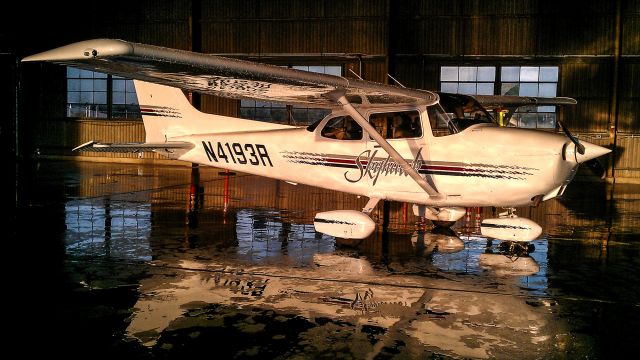 Cessna Skyhawk (N4193R) - Just washed.