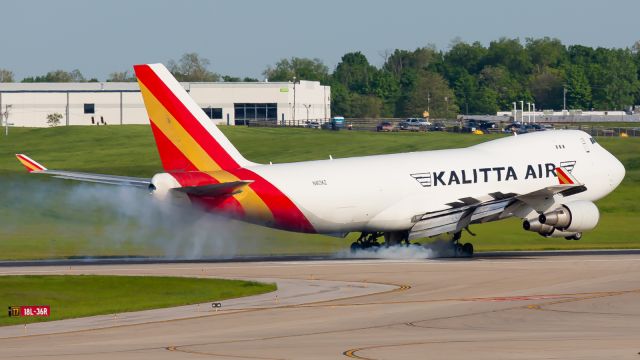 Boeing 747-400 (N403KZ) - Runway 18L arival