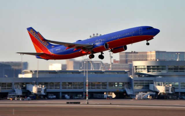 Boeing 737-800 (N8606C)