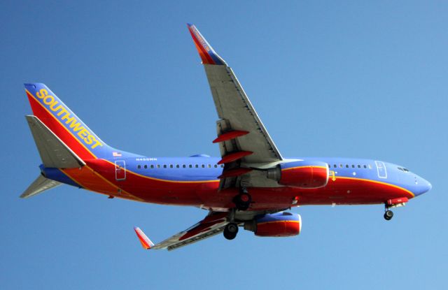 Boeing 737-700 (N455WN) - Landing 24R, 08/08/2012