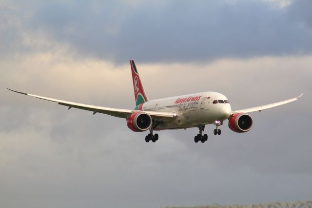 Boeing 787-8 (5Y-KZE) - A Kenya Airways B787-8 on final approach into LHR, landing on runway 27R.br /br /Location: Northern Perimiter Road, Beside Runway 27R.br /Date: 20.11.22 (dd/mm/yy).