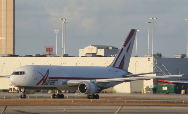 BOEING 767-200 (N740AX)