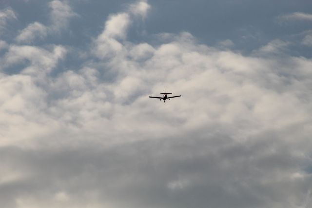 Piper Cherokee (N352VA) - N352VA doing a pass overhead around 1,500 feet.