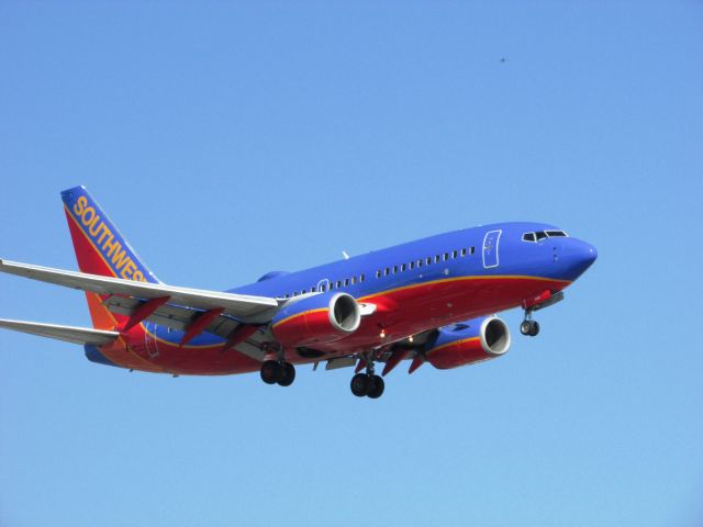 Boeing 737-700 (N440LV) - Landing RWY 20R