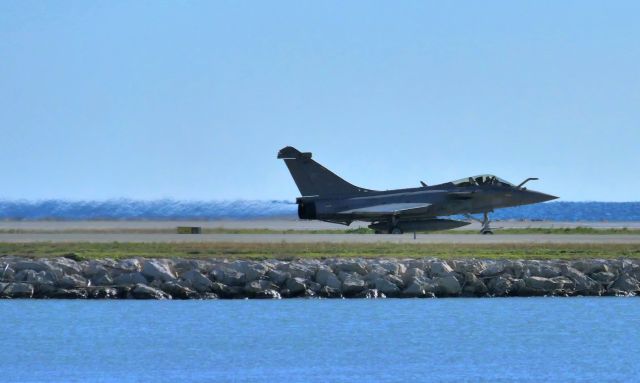 — — - Attente, du bruit, du gris, un mirage, oui ! Aéroport Nice-Côte d'Azur.