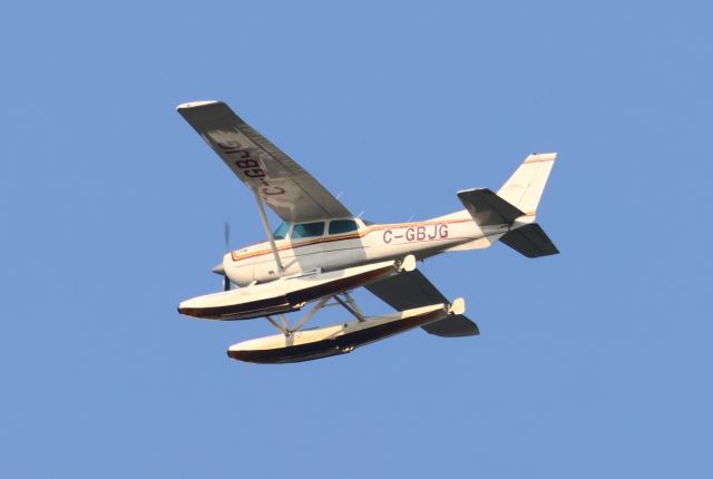 Cessna Skyhawk (C-GBJG) - C-GBJG Cessna Skyhawk 172-M Société par Actions Québec Aéronature survolant le fleuve St-Laurent QC. à Lavaltrie le 27-09-2023 à 15:24