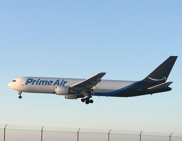 BOEING 767-300 (N1427A) - Runway 25 arrival! 1/17/22.