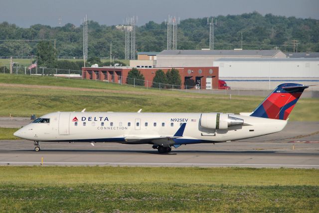 Canadair Regional Jet CRJ-200 (N925EV) - Arriving to KCVG on Runway 18L.