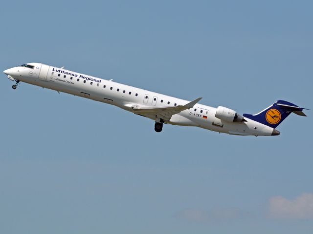 Canadair Regional Jet CRJ-900 (D-ACKF) - St. Magleby RWY22R