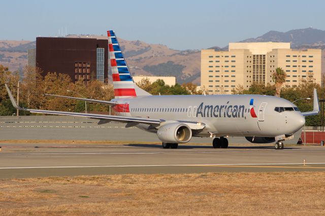 Boeing 737-800 (N871NN)