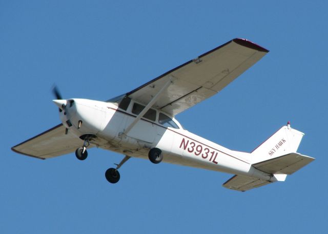 Cessna Skyhawk (N3931L) - Off of 32 at Downtown Shreveport.