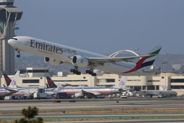 BOEING 777-300ER (A6-ECN)