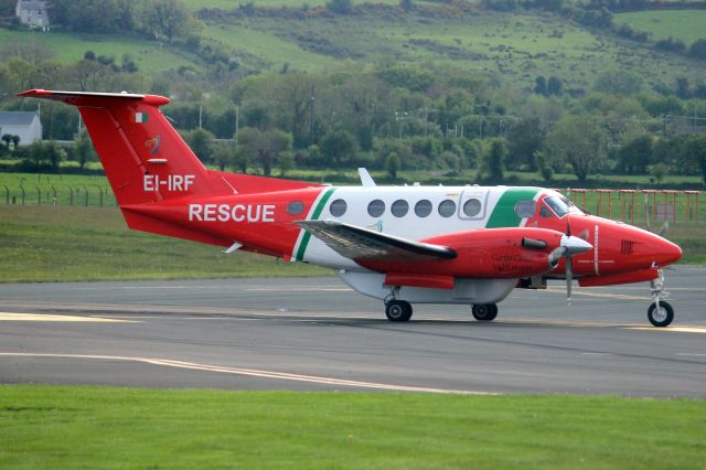 Beechcraft Super King Air 200 (EI-IRF) - Taxiing to the ramp on 28-Apr-25 arriving from EINN.