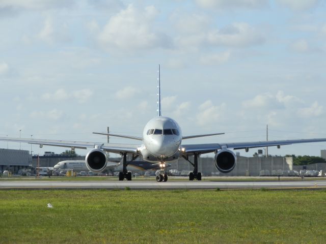 Boeing 757-200 (N187AN)