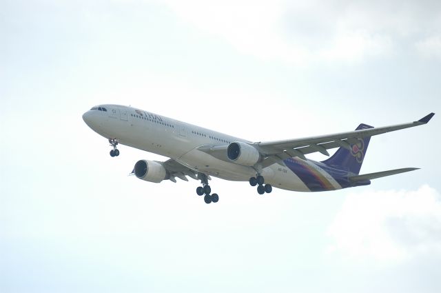 Airbus A330-300 (HS-TEK) - This beauty,HS-TEK name Srichulalongkorn on her final approach at Suvarnabhumi.