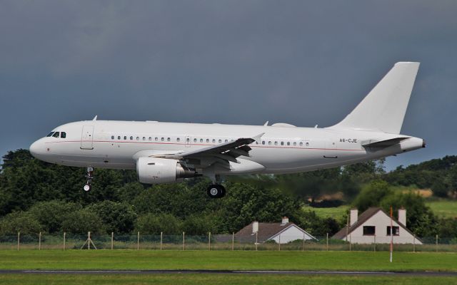 Airbus A319 (A6-CJE) - emirates a319 a6-cje about to land at shannon 17/7/15.