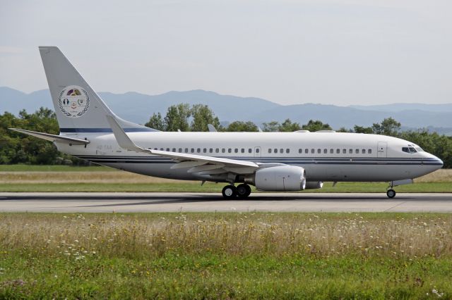 Boeing 737-700 (HZ-TAA)