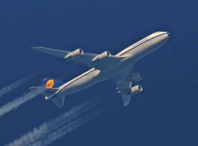 BOEING 747-8 (D-ABYT) - B748 de Lufthansa retro livery EZE-FRA 35 975 ft vertical Vendée le 18-04-2017