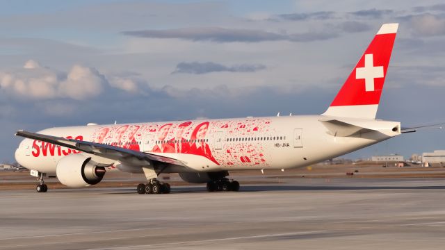 BOEING 777-300ER (HB-JNA)