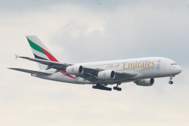 Airbus A380-800 (A6-EOS) - Landing at EGLL 27L