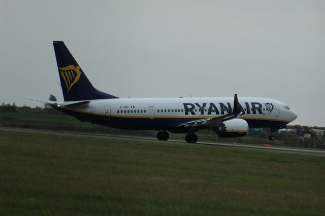 Boeing 737 MAX 8 (EI-HAT) - A Ryanair B737 MAX 8-200 rotating from runway 22 at London Stansted Airport.br /br /Location: London Stansted Airport.br /Date: 12.10.22 (dd/mm/yy).