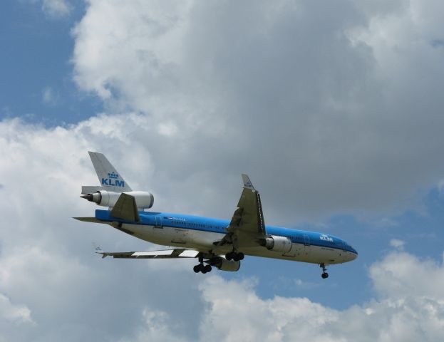 Boeing MD-11 (PH-KCK) - KLM MD-11 "The Flying Dutchman" on approach to Toronto [KLM 691]