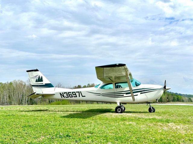 Cessna Skyhawk (N3679L)