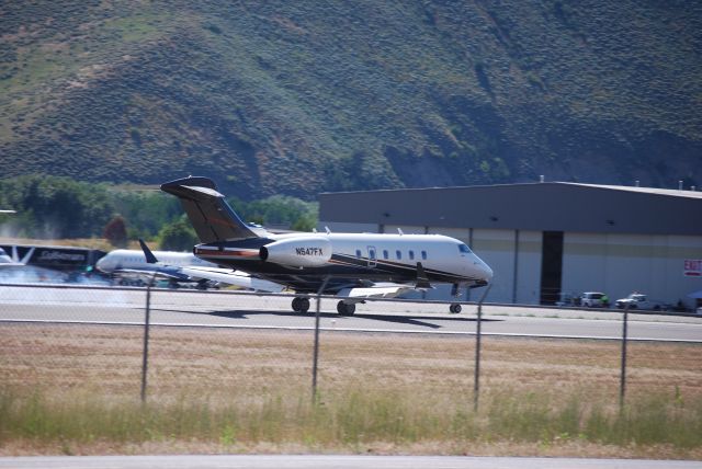 Bombardier Challenger 300 (N547FX)