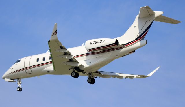 Bombardier Challenger 300 (N763QS)