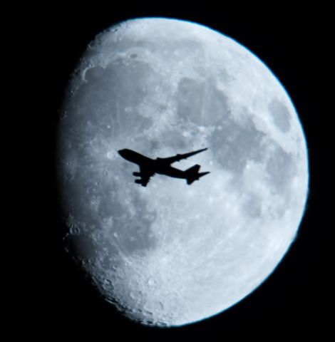 Boeing 747-400 (9V-SFP) - This is Singapore Airlines Cargo  Flight 7979 a Boeing 747- 412F Dallas to Brussels over Medina Ohio at 31,000 ft 586 mph passing the Waxing Gibbous Moon 81.7% Illumination. 10:34 pm 07.09.22.