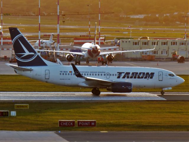 Boeing 737-700 (YR-BGH)