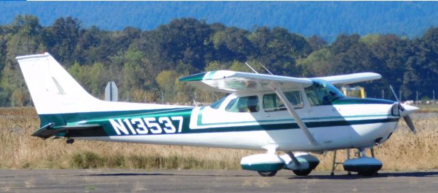 Cessna Skyhawk (N13537) - N13537 landed for fuel at CVO on 27th September 2020.