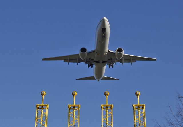 BOEING 737-300 — - Short Final to Runway 25R at Brussels 2005-Jan-16.